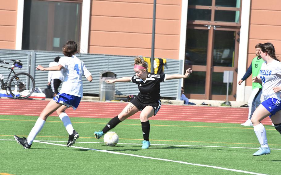Vicenza's Maya Fitch tries to stop suddenly to elude Rota's Morgan McDaniel in the Cougars 7-0 victory on Friday, April 29, 2022 in Vicenza, Italy.