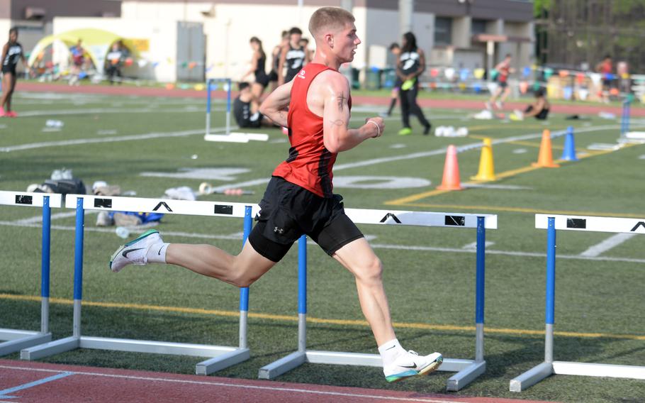 Far East Division I cross country champion Talan Farrington of Kinnick wins the 1,600 final.