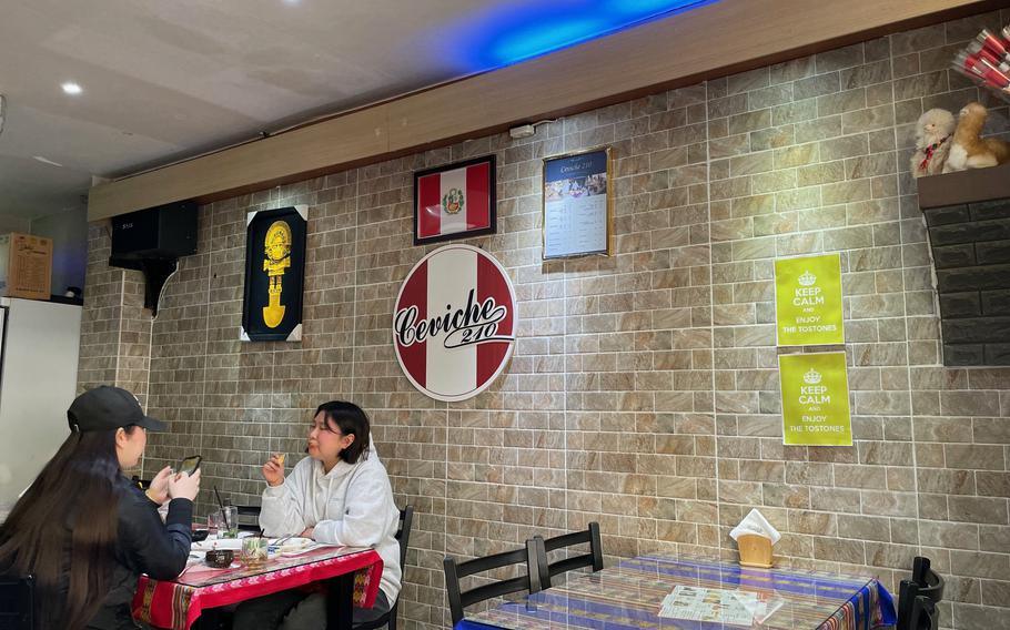 Los clientes disfrutan de una comida en Ceviche 210, un restaurante peruano ubicado a pasos de la Base de la Fuerza Aérea de Osan en Corea del Sur.