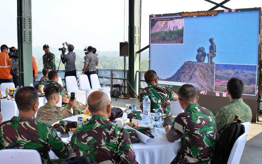 Pasukan menyaksikan tentara AS bersiap menembakkan rudal anti-tank Javelin di layar di Area Pelatihan Baturaja, Indonesia, Jumat, 12 Agustus 2022. 