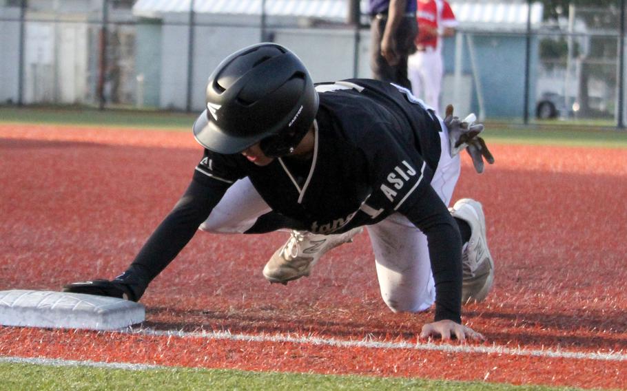 Kento Yan dives back to first.