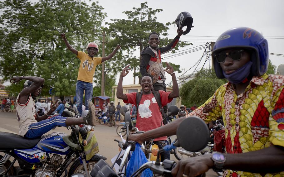 Supporters of Mali's armed forces gather at Independence square in Bamako on May 28, 202,  to celebrate the recent coup led by the vice president of the transitional government Assimi Goita.