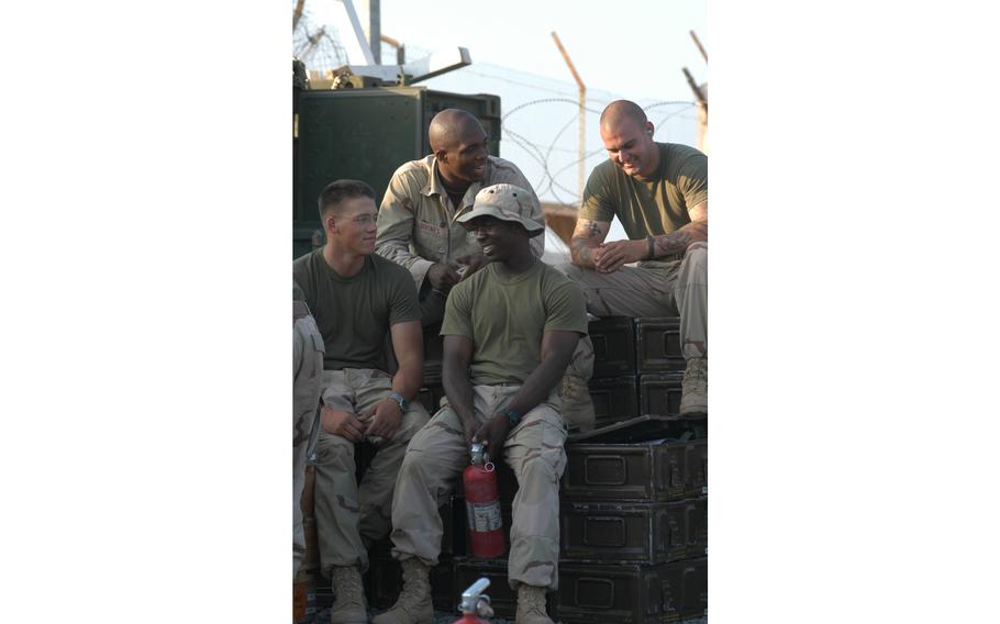 Marines avec la Compagnie I, 3e Bataillon, 2e Régiment de Marines, 2e Division de Marines de Camp LeJeune, NC, prenant une courte pause de travail au Camp Lemonier près de la ville de Djibouti, Djibouti.
