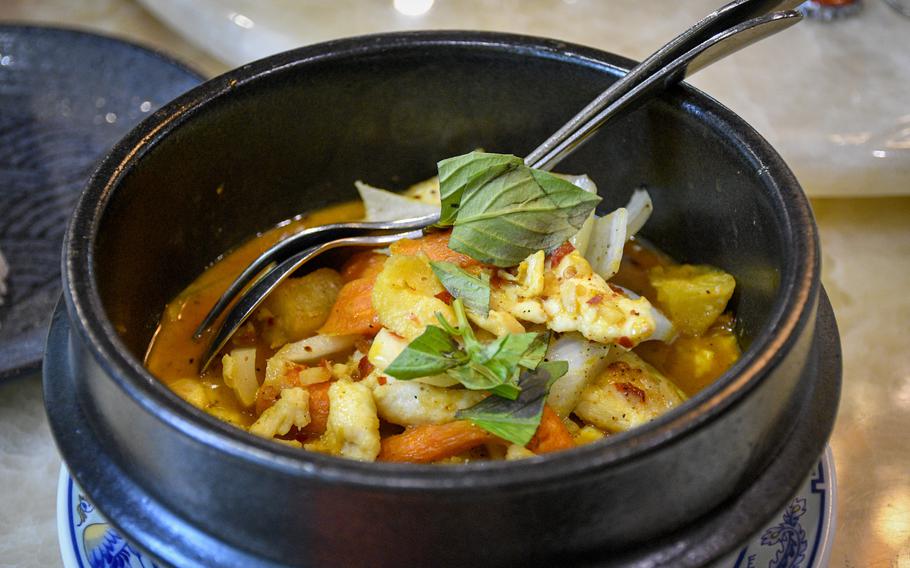 Thit ga xao cari is a chicken curry that Pho Viet serves with potatoes, carrots and coconut milk. It has a well-balanced blend of spices and is served in a stylish clay pot.