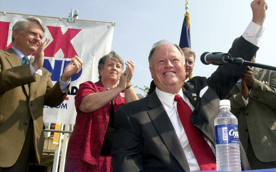 FSen. Max Cleland, D-Ga., foreground, raises his hand to the crowd at a campaign rally in downtown Atlanta, Wednesday, Aug. 21, 2002. Cleland died on Tuesday, Nov. 9, 2021. 