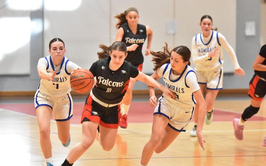 Silvia Goldman dribbles between two defenders.