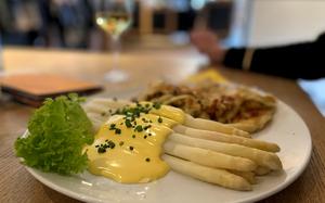 Asparagus season dishes at Bauerle, a farm restaurant in the town of Fellbach, come with a heaping serving of 500 grams of stalks. You can choose between green or white asparagus and toppings of hollandaise sauce, melted butter or a vinaigrette. 