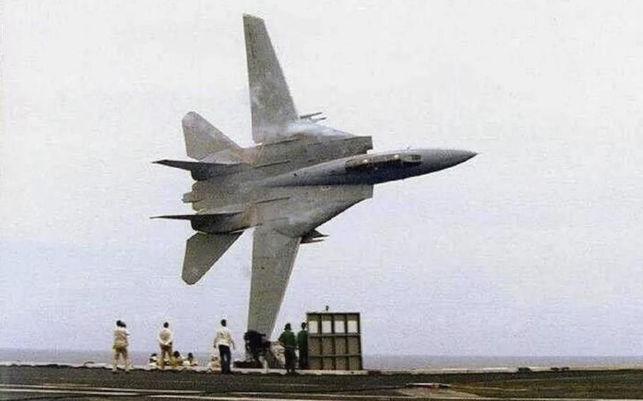 An F-14 Tomcat flown by legendary Navy pilot Dale Snodgrass flies by the USS America aircraft carrier in 1988. According to reports on Thursday, July 7, 2022, an aircraft crash in July 2021 that killed Snodgrass was likely due to pilot error.