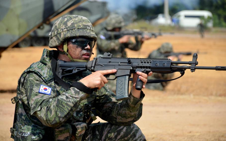 Las tropas surcoreanas forman una línea durante un asalto anfibio frente a la playa de Hat Yao, Tailandia, el 1 de marzo de 2024, como parte del ejercicio Cobra Gold.
