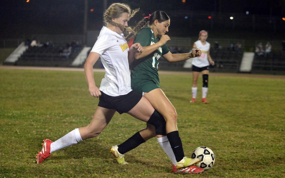 Brooke Brewer and Reighlyn Kissick battle.