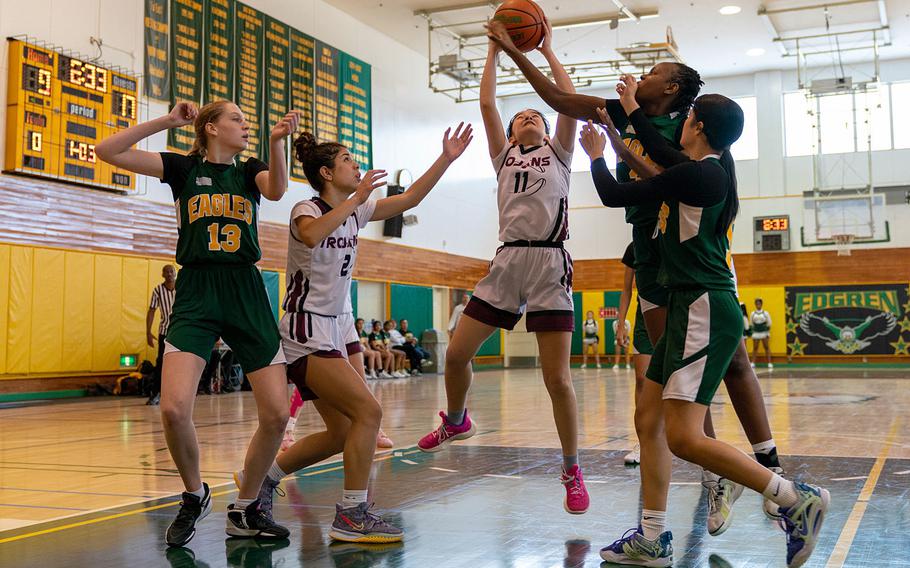 Zama's Lindsey So is surrounded by friends and foes in a game against  Robert D. Edgren.