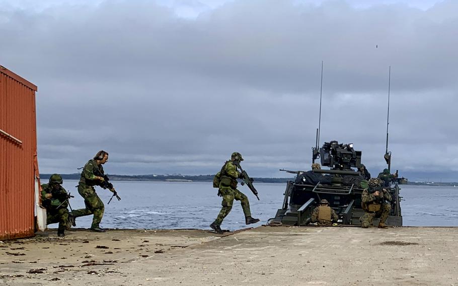 Sailors and Marines of the II Marine Expeditionary Force and members of Sweden’s 1st Marine Regiment participate in a simulated withdrawal of forces, or hot pickup, as part of the joint military exercise Archipelago Endeavor 23 near Berga, Sweden, on Sept. 13, 2023.