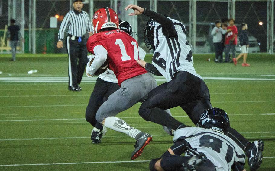 Zama's Kainoah Venn attempts to take down Kinnick's Ryo Nishiyama.