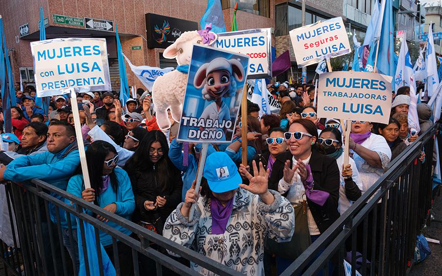 Supporters of Luisa González attend her Wednesday rally in Quito. 