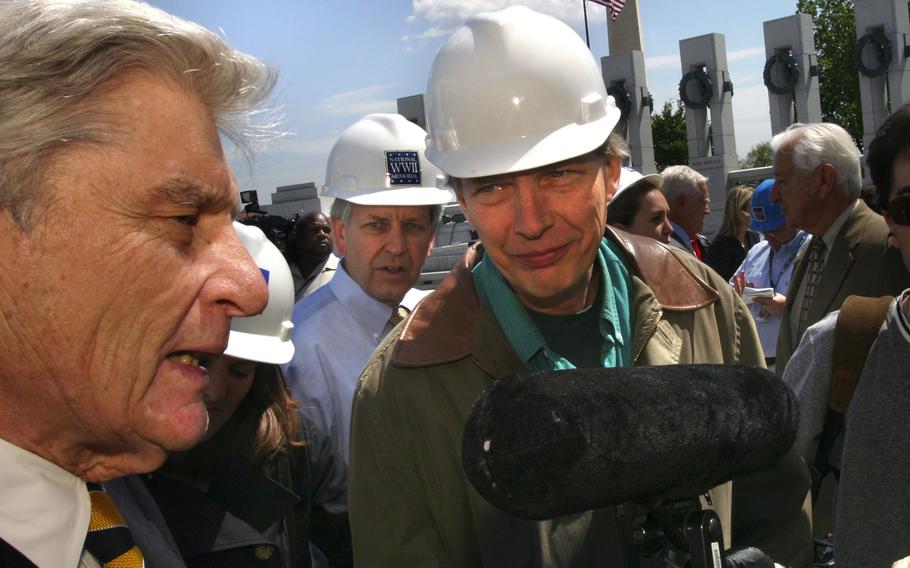 Bob Edwards with Sen. John W. Warner, R-Va., at the World War II Memorial in Washington in 2004.