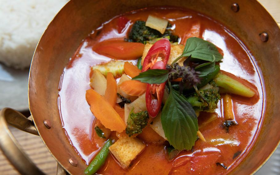 A closer look at the vegetable panang curry at Tida Thai Restaurant reveals some non-traditional Thai ingredients, including carrots and broccoli. They’re easier to source in Germany. 