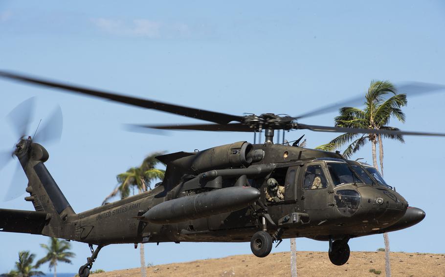 Isang UH-60 Black Hawk ang dumaong upang kunin ang mga sundalo ng 25th Infantry Division para sa pagsasanay sa pag-atake sa himpapawid sa Batanes, Pilipinas, Mayo 5, 2024, sa panahon ng pagsasanay sa Balikatan. 