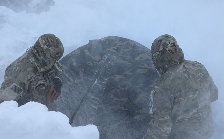 Los soldados de la 173.ª Fuerza Aérea establecieron un campamento en las Montañas Ptolemaicas durante un entrenamiento de una semana en técnicas de guerra de invierno dirigido por el ejército italiano.  El entrenamiento incluye tres días de juegos de guerra de montaña, en los que se despliegan tropas de 8.200 pies en una montaña usando asbesto y helicópteros italianos.