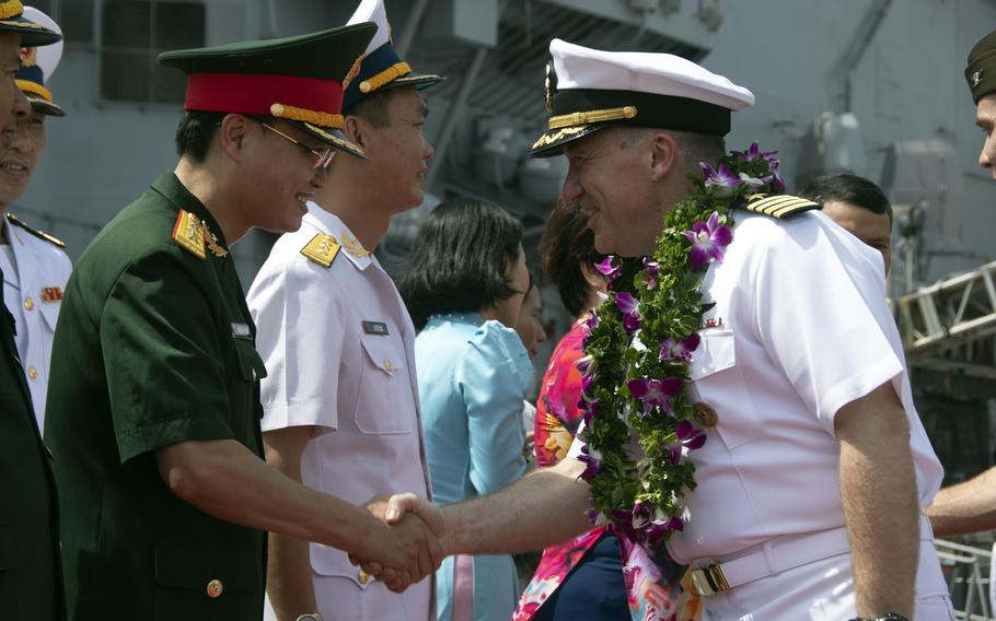 Đại úy Daryle Cardone, chỉ huy tàu sân bay USS Ronald Reagan, chào đón các thủy thủ hải quân Việt Nam trong buổi lễ đón tại Đà Nẵng, Việt Nam, Chủ nhật, ngày 25 tháng 6 năm 2023.