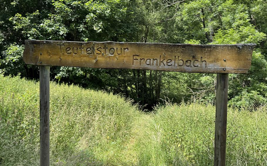 A wooden gate with “Teufelstour Frankelbach” engraved upon it.