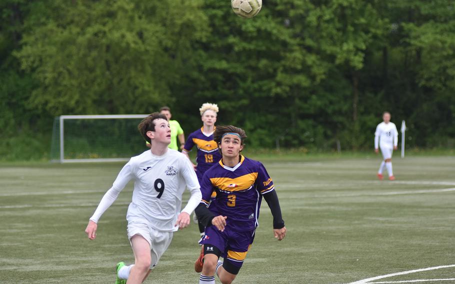 Jackson Shorey von Neapel – der drei Tore schoss – und Jesse Baker von Bahrain verfolgen den Ball, der am Montag, 15. Mai 2023, während der ersten Runde der DODEA-Europe Division II Soccer Championships in Baumholder, Deutschland, auf Bahrains Tor zuprallt.