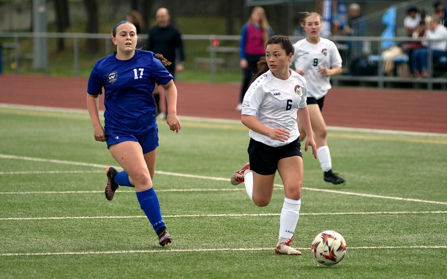 MaiLinh Guckeyson looks for an open teammate.