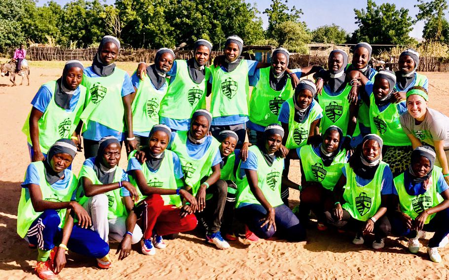 Les joueuses se rassemblent lors du lancement de l'équipe féminine Darfur United au camp de réfugiés de Djabal dans l'est du Tchad en 2019. 