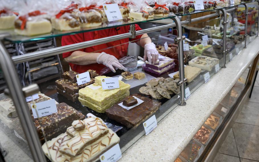 A Buc-ee’s employee wraps up slices of fudge for a customer.