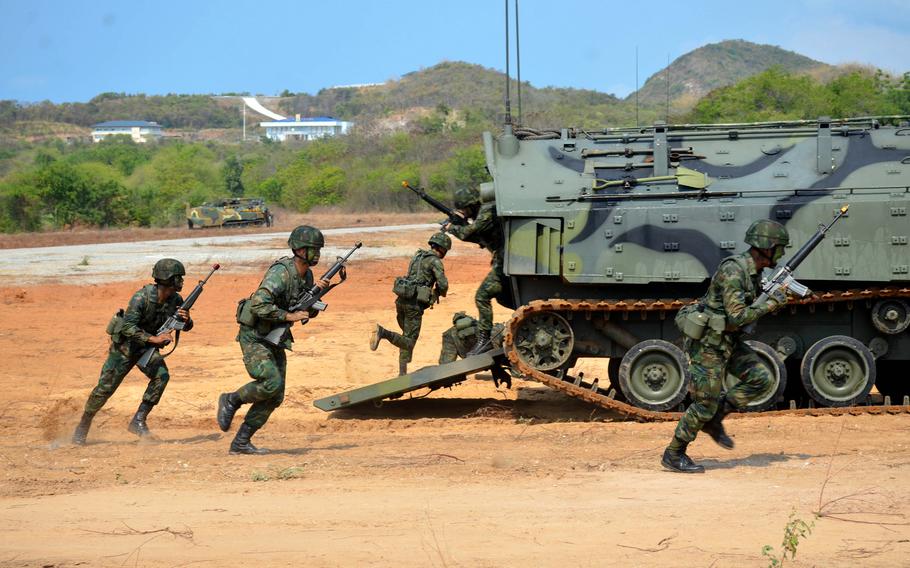 Los marines tailandeses asaltan la playa Hat Yao, Tailandia, durante el entrenamiento de asalto anfibio Cobra Gold, el 1 de marzo de 2024. 