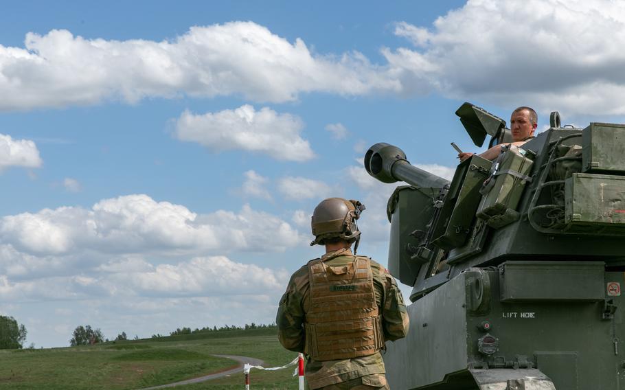 A Norwegian soldier instructs a Ukrainian artilleryman training on the M109 self-propelled howitzer at Grafenwoehr Training Area, Germany, May 12, 2022. Soldiers from the U.S. and Norway trained artillerymen of Ukraine’s armed forces on the Paladins as part of security assistance packages from their respective countries.