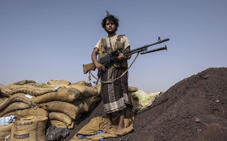 Le combattant yéménite Hassan Saleh soutenu par la coalition dirigée par l'Arabie saoudite représente une photo après des affrontements avec les rebelles houthis sur la ligne de front de Kassara près de Marib, au Yémen, le dimanche 20 juin 2021. 