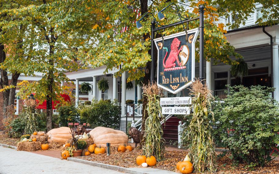 Regions steeped in fall color have to shoulder big expectations — and potentially heavy disappointments — when visitors plan an entire vacation around foliage.  So in addition to promoting fall colors, a locale will tout attractions with a longer, more stable shelf life. The Red Lion Inn in Stockbridge, Mass., (shown above) for example, hosts live music in its downstairs club and recently unveiled an art exhibit with its Stockbridge neighbor, the Norman Rockwell Museum.