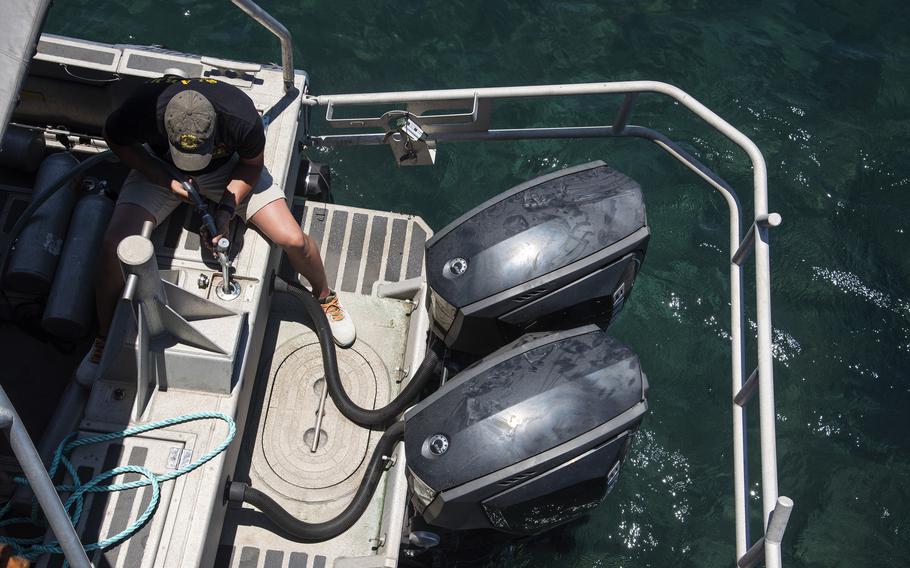 Isang sundalo mula sa 7th Engineer Dive Detachment sa Joint Base Pearl Harbor-Hickam, Hawaii, ang nagpapagatong ng bangka habang nagtatrabaho sa Basco Sea Port sa Batan Island, Philippines, noong Mayo 5, 2024.