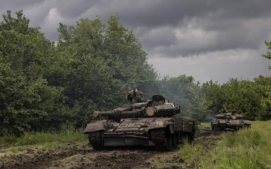 Ukrainian soldiers from the 1st Tank Battalion practice maneuvers. 