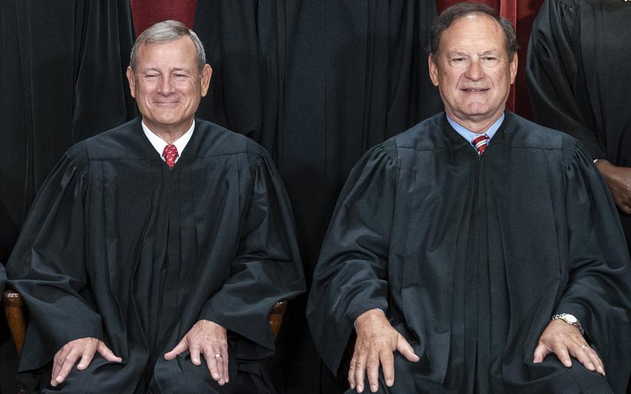 An image of Chief Justice Roberts Jr. seated next to Samuel Alito Jr.