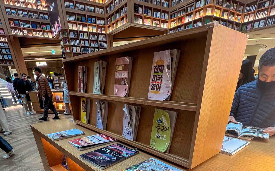 한국 수원에 새로 개장한 스타필드 몰에 있는 도서관은 4~7층을 차지하고 있으며 선택할 수 있는 수천 권의 영어 및 한국어 서적과 잡지가 있습니다. 