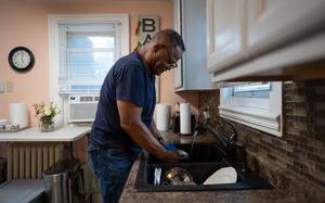 Don Allen practices mindfulness as he washes the dishes each afternoon at his St. Paul home. Allen is among the veterans who participated in a study of mindfulness exercises from 2020 to 2022 at the Minneapolis VA Medical Center. (Jeff Wheeler / The Minnesota Star Tribune)