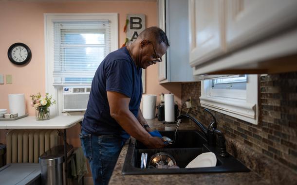 Don Allen practices mindfulness as he washes the dishes each afternoon at his St. Paul home. Allen is among the veterans who participated in a study of mindfulness exercises from 2020 to 2022 at the Minneapolis VA Medical Center. (Jeff Wheeler / The Minnesota Star Tribune)