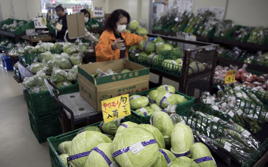 Onna no Eki Nakayukui Market opened primarily as a farmer’s market in 1990. Its fruits and vegetables come from 400 Okinawa farmers, the majority of whom are local to Onna village.