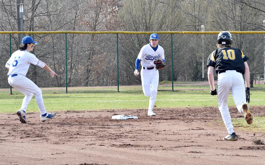 Ramsteins Liam Delp läuft zur zweiten Basis, um den Stuttgarter Liam Bernhard im ersten Spiel eines Baseball-Doubleheaders vor dem Southside Fitness Center auf der Ramstein Air Force Base, Deutschland, am 18. März zu verdoppeln.  Auf die Tasche links zeigt Luke von den Seaburgh Royals.