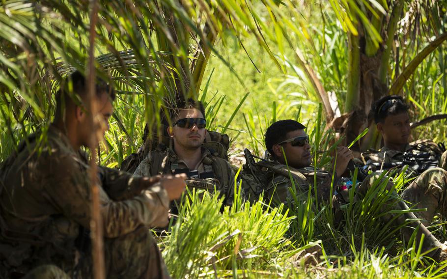 Nagpahinga sa lilim ang mga sundalo ng US kasama ang 25th Infantry Division sa pagsasanay sa Balikatan sa Batan Island, Pilipinas, Mayo 5, 2024. 