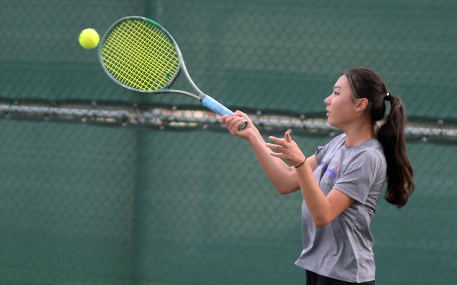 Gina Kim lines up a shot.