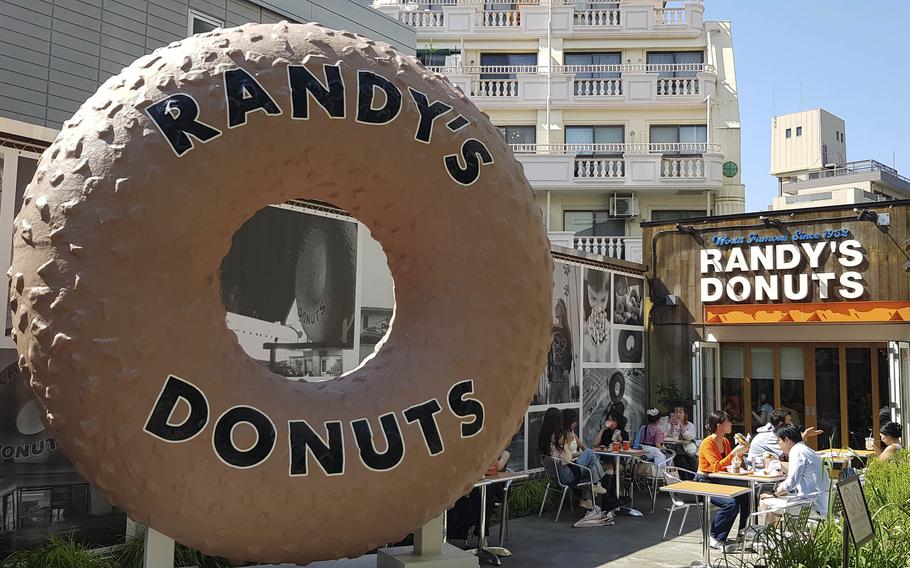 Randy’s Donuts opened in May 2025 in Tokyo with a wide selection of delicious treats for sweet-toothed individuals. 