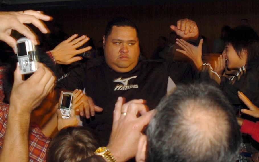 Chad Rowan, better known as sumo legend Akebono, gets a standing ovation as he enters an event at Camp Zama, Japan, Nov. 3, 2007. 
