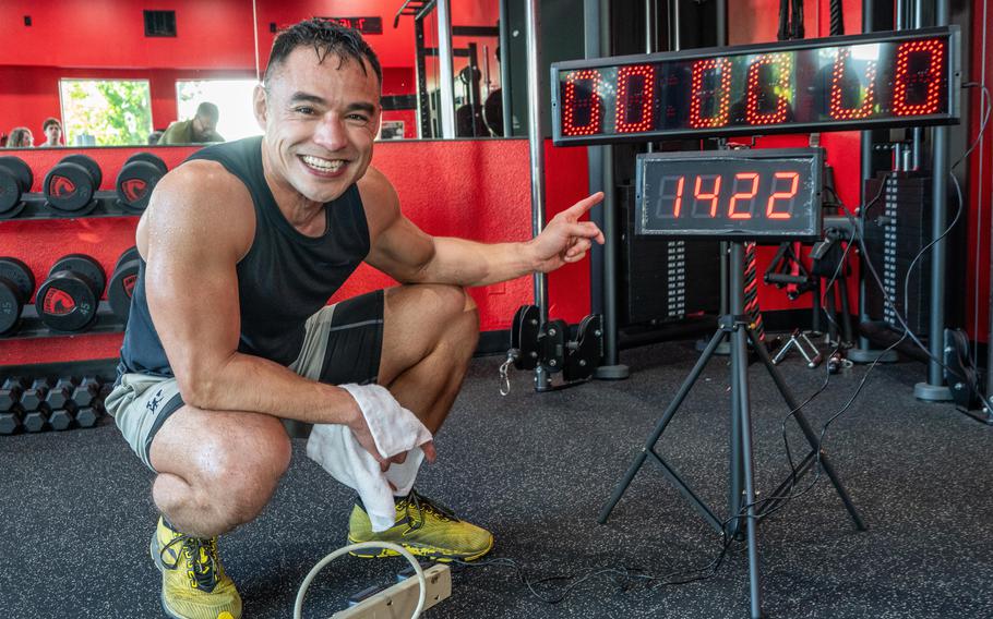 A sweat-soaked Maj. Tommy Vu points to the counter displaying 1,422 repetitions