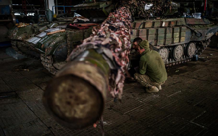 Ukrainian soldiers this month repairing a Soviet-era T-64BV tank damaged on the front line in the Donetsk region. MUST CREDIT: Photo for The Washington Post by Wojciech Grzedzinski.