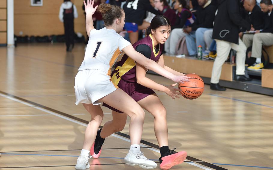 Giselle Villarreal dribbles.