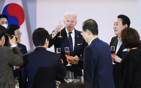 U.S. President Joe Biden, center, raises his glass for a toast with South Korean President Yoon Suk Yeol, second right, at a state dinner at the National Museum of Korea, Saturday, May 21, 2022, in Seoul, South Korea. (AP Photo/Evan Vucci)