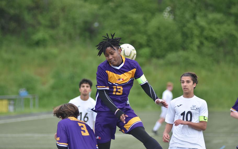 Der Bahrainer Lindokuhle Letsoko rettet den Ball mit seinem Körper während eines Spiels gegen Napoli am Montag, 15. Mai 2023, in der ersten Runde der DODEA-Europe Division II Soccer Championships in Baumholder, Deutschland.  Zuvor hatte er zwei Tore geschossen, um seine Mannschaft vor Aviano zu versammeln.