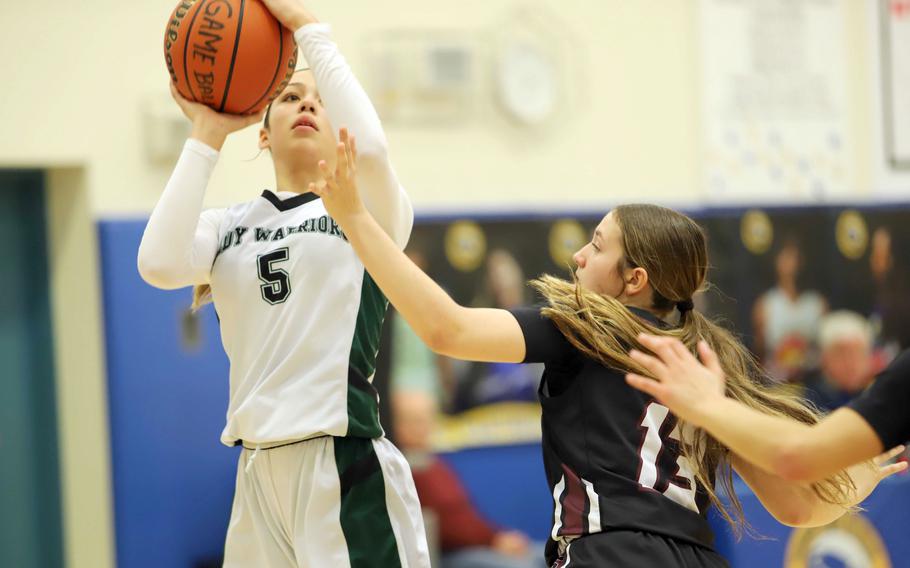 Daegu's Trinity Harvey shoots against Zama's Juliet Bitor. The Trojans won 36-31.